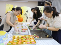 学做月饼迎中秋