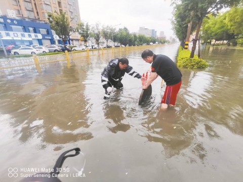 市中“城管蓝”雨中坚守保畅通